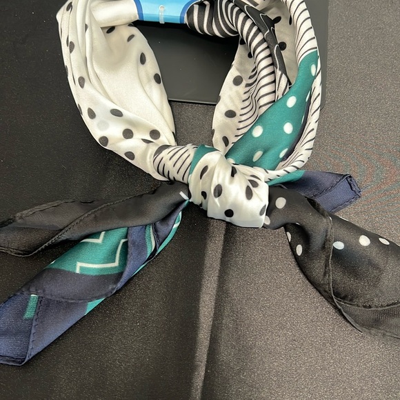 Sunday State | Black, Navy, White & Green Geometric Design Scarfs✨ - Picture 3 of 4